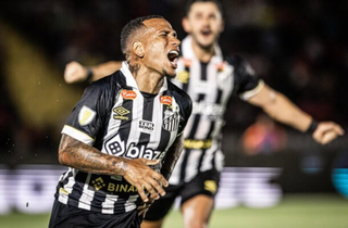 Romulo Otero comemora gol que garantiu a vitória do Peixe, no gramado da Vila Belmiro. (Foto: Raul Barreta/Santos)