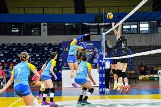 Equipe feminina de vôlei disputa campeonato sub-15 em quadra. (Foto: Divulgação/FVMS)