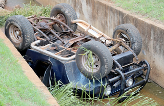 Carro parou com as quatro rodas para cima  (Foto: Nobertino Angeli / Jovemsulnews) 