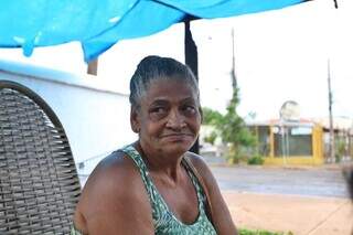 Cleusa sentada em frente ao Cemitério Santo Antônio vendendo salgados e bebidas (Foto: Paulo Francis)