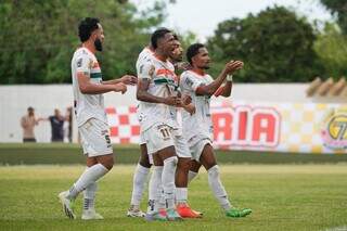 Jogadores comemoram o gol de Tiago Capixaba, o primeiro na vitória que valeu o acesso ao Naviraiense. (Foto: Marcelo Berton/FFMS)