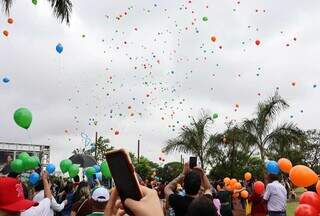 Revoada de balões foi realizada após a missa em cemitério (Foto: Osmar Veiga)