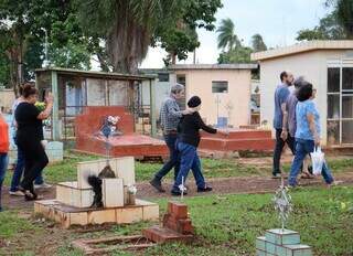 Pessoas visitando túmulos no Cemitério Santo Amaro. (Foto: Osmar Daniel)