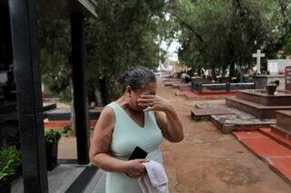 Marli chora ao falar do furto de peças em túmulo (Foto: Paulo Francis)