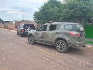 Viatura do Bope, em frente ao local do crime. (Foto: Sidney Assis)