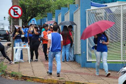 Mesmo com previsão do tempo, candidatos são surpreendidos com pancada de chuva