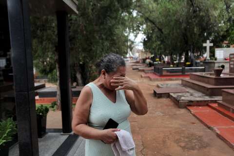 Furtos em túmulos geram revolta e famílias se emocionam no Santo Antônio