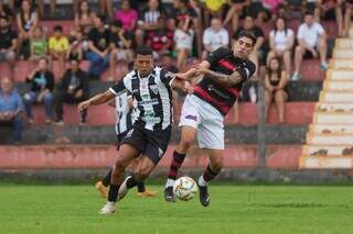 Águia Negra teve dificuldades contra o time de Caarapó, que vendeu caro a derrota em Rio Brilhante. (Foto: Marcelo Berton/FFMS)