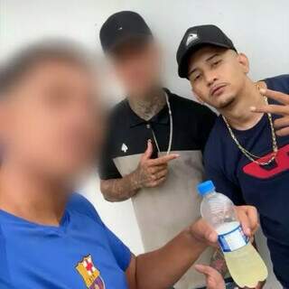 William Marcos tirou foto com dois amigos minutos antes de ser assassinado (Foto: Direto das Ruas)