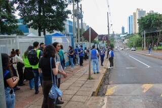 Movimento em frente à Uniderp por volta das 9h (Foto: Juliano Almeida)