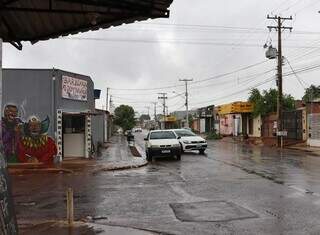 Local onde vítima foi baleada na noite deste sábado (2), no Portal Caiobá (Foto: Osmar Veiga)