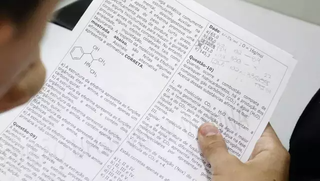 Estudante corrige questões do Enem com o caderno de provas. (Foto: Arquivo/Alex Machado)