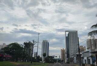 Céu nublado na região do Jardim dos Estados, em Campo Grande (Foto: Osmar Veiga)