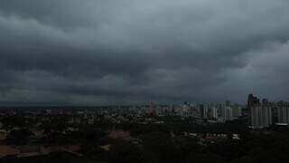 Céu de Campo Grande coberto por núvens carregadas no Jardim TV Morena (Foto: Jairton Bezerra Costa)