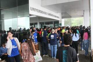 Candidatos entrando na UCDB para a primeira etapa do Enem neste domingo (3) (Foto: Juliano Almeida)