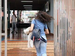 Estudante chega correndo à Unigran, local de prova do Enem. (Foto: Osmar Veiga)