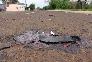 Sangue da vítima e pedaços da moto no local do acidente (Foto: Osmar Veiga)