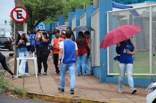 Estudantes que esperam para fazer Enem são atingidos pela chuva (Foto: Juliano Almeida)