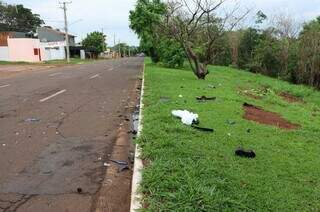 Destroços do acidente na via onde jovem morreu (Foto: Osmar Veiga) 