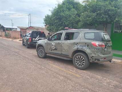 Homem é morto a tiros na calçada e suspeitos são presos em MT