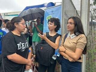 Candidatas conversam antes dos portões abrirem para acalmar nervosismo (Foto: Fernanda Palheta)