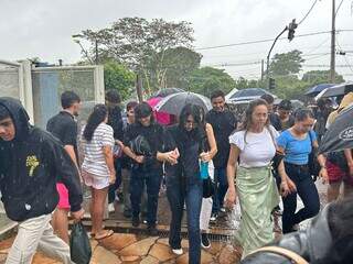 Chuva forte no final da manhã para entrada dos candidatos (Foto: Fernanda Palheta)