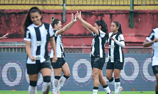 Jogadoras comemoram vitória no gramado do Canindé. (Foto: Guilherme Veiga/Centauro)