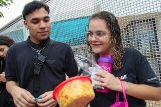 Amigos mostraram lanche e falaram do medo de serem barrados por atraso (Foto: Juliano Almeida)