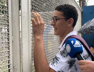 Francesco chegou a pedir para entrar, mas portão da Uniderp já tinha fechado. (Foto: Fernanda Palheta)