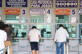 Apostadores sendo atendidos em uma casa lotérica da Capital. (Foto: Arquivo/Henrique Kawaminami)