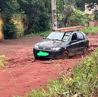 Rua do São Conrado vira lamaçal e carro fica atolado após chuva do fim de semana