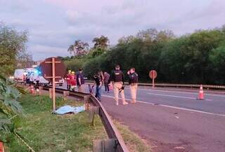 Policiais e corpo da vítima em trecho onde ocorreu acidente. (Foto: Osvaldo Duarte | Dourados News)