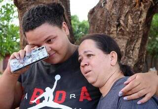 Hellen e a mãe, Rosa, se emocionaram ao dar entrevista para o Lado B (Foto: Osmar Veiga)