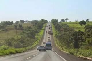 Trecho da BR-262, uma das rodovias federais que passa por Mato Grosso do Sul (Foto: Paulo Francis)