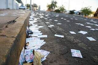 Santinhos derramados em frente a local de votação no primeiro turno das eleições (Foto: Henrique Kawaminami)