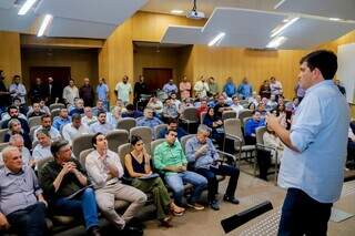 Presidente da Assomasul, Valdir Júnior, durante encontro com prefeitos eleitos após o primeiro turno (Foto: Reprodução)