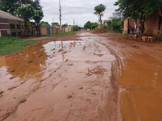 Rua foi tomada por lama, após chuva desse final de semana (Foto: Direto das Ruas)