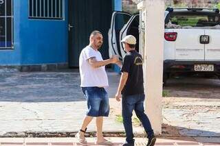 Carmo Name Júnior cumprimenta o irmão, Michael de Andrade, no dia 27 de abril, quando colocou tornozeleira pela primeira vez, após 24 dias preso (Foto: Henrique Kawaminami/Arquivo)