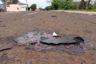 Sangue da vítima e pedaços da moto no local do acidente (Foto: Osmar Veiga)  