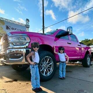 Laura e Lorena posam em caminhonete cor-de-rosa cheias de &#34;atitude&#34; (Foto: Reprodução/Instagram)