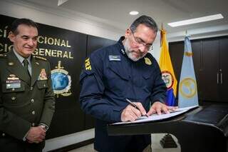 Dirigentes das duas forças assinam memorando de entendimento (Foto: Divulgação/Govern Federal)