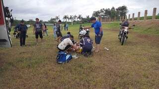 Momento em que socorristas atendiam piloto no local do acidente (Foto: Sidnei Bronka)