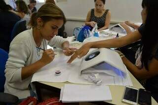 Manicure realiza procedimento em salão de beleza na Capital; atividade integra o setor de serviços, o que mais cresce em MS (Foto: Arquivo/Campo Grande News)