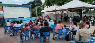 Em edição passada, moradores de bairro da Capital recebem exibição de cinema do Projeto Nossa Energia (Foto: Divulgação)