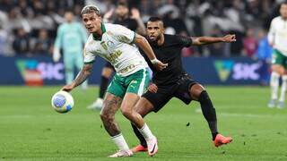 Jogadores disputam a posse da bola. (Foto: Cesar Greco/Palmeiras)