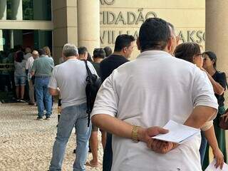 Fila em frente à CAC antes das portas abrirem pouco antes das 8h (Foto: Marcos Maluf)