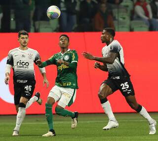 Estêvão, ao centro, tenta escapar da marcação corintiana no jogo do primeiro turno (Foto: Cesar Greco/SEP)