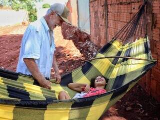 Caçula, Lavínia sofre de paralisia ceberal, e anda apenas em cadeira de rodas (Foto: Osmar Veiga)