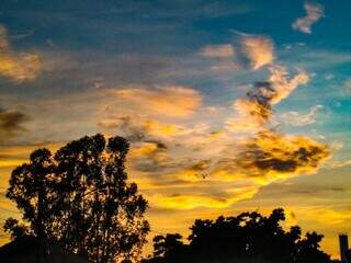 Sol com algumas nuvens nesta manhã em Campo Grande (Foto: Simão Nogueira)