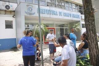 Moradores reunidos em frente da Prefeitura de Campo Grande (Foto: Paulo Francis)